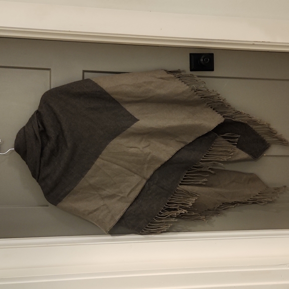 Shrug / cape.  NEW LADIES Must see - Picture 4 of 9